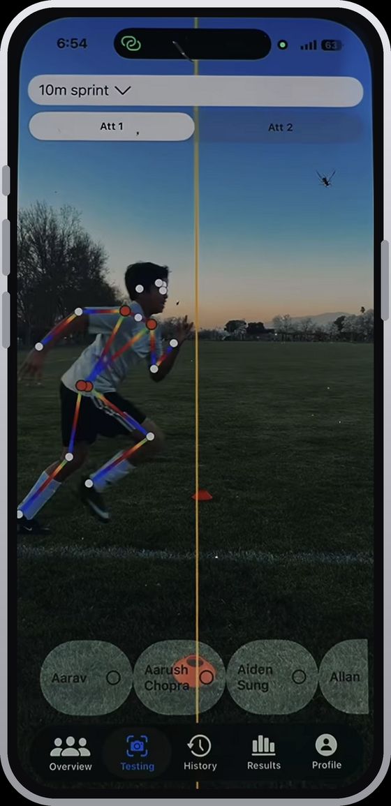 Telefoon die tijdens een sprinttest een speler doormeet, met de bewegingspunten van de AI over het beeld