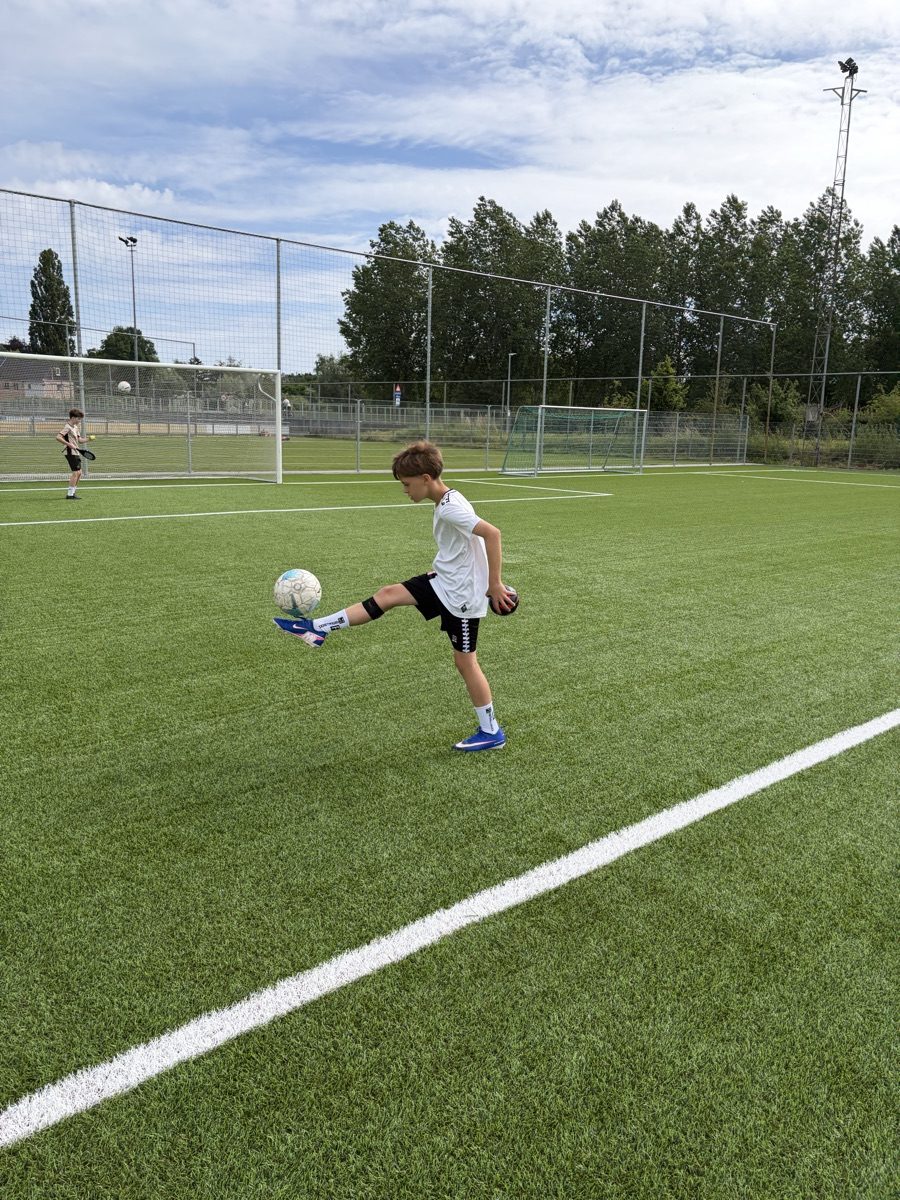 Speler van Rise Academy tijdens een balvaardigheidsoefening